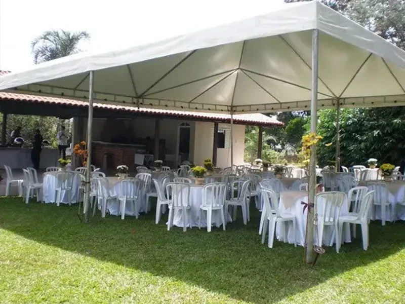 Tenda Piramidal Cristal 10x10 montada em jardim com colunas decoradas
